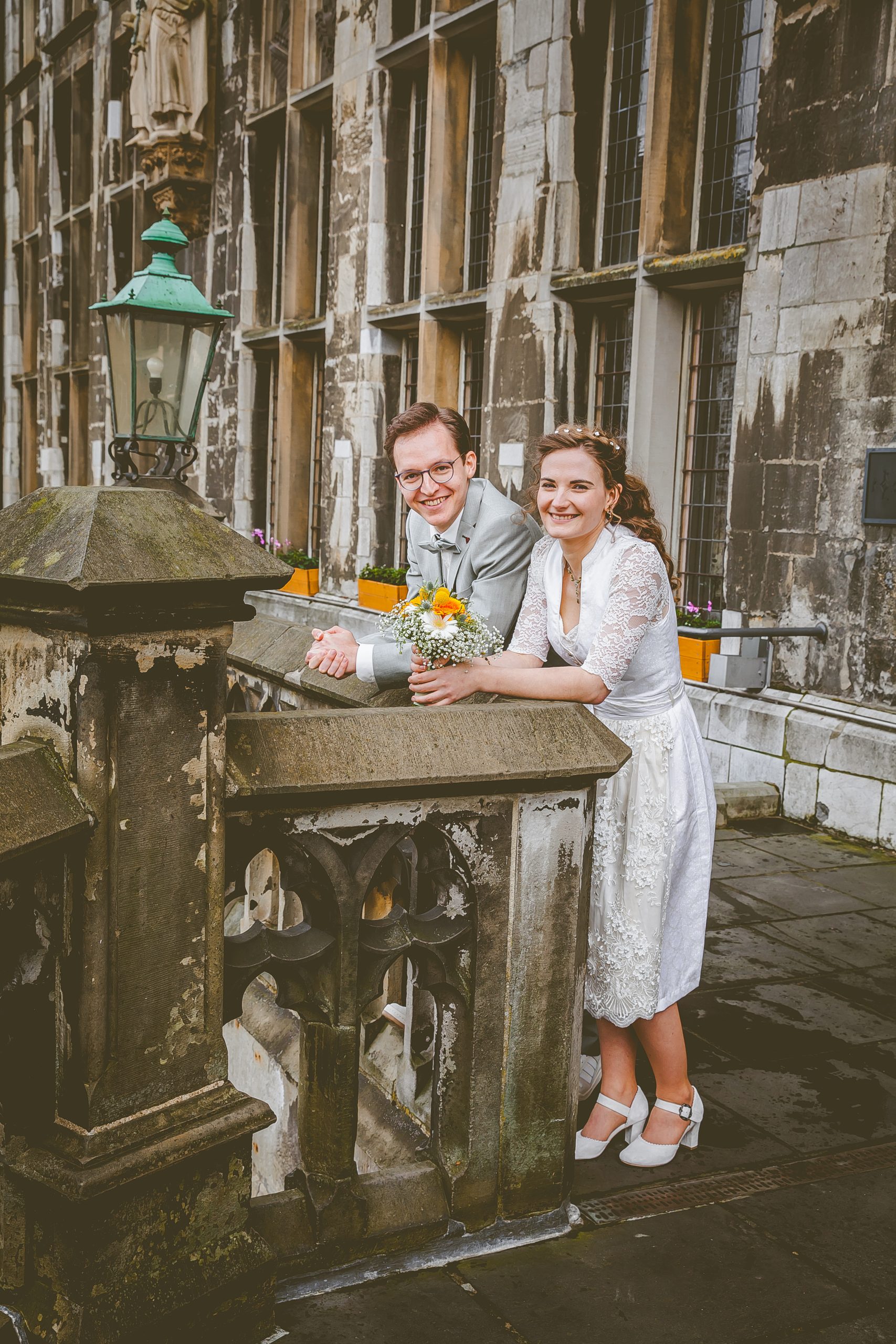 Hochzeitsfotografin in Bonn fotografiert das Brautpaar während des Eheversprechens.