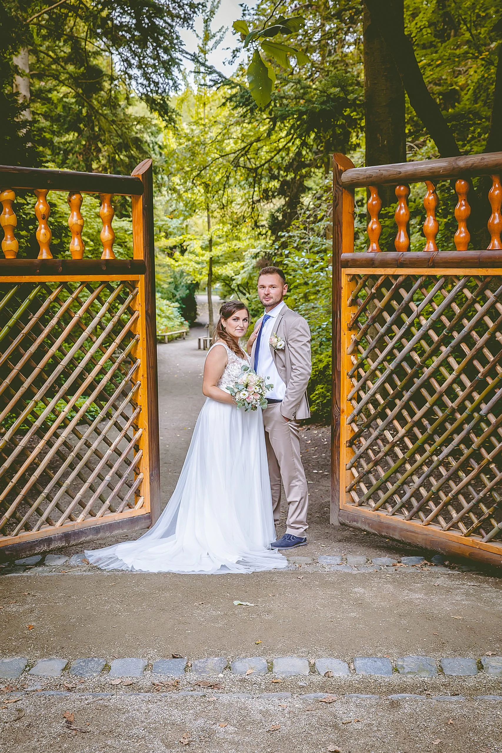 Hochzeitsporträt der Braut und des Bräutigams im Bonner Stadtpark.